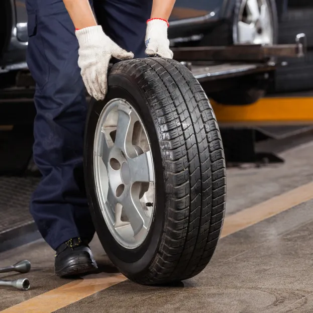 changement pneu automobile à Saint-Antoine-du-Rocher près de Tours en Indre-et-Loire 37